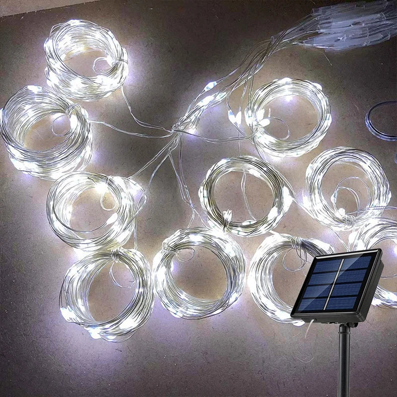 Rideau lumineux LED décorant une fenêtre intérieure avec lumière blanc