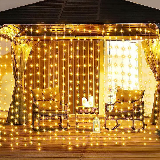 Guirlande rideau lumineux solaire installée sur une terrasse ou balcon pour illuminer les soirées d’été