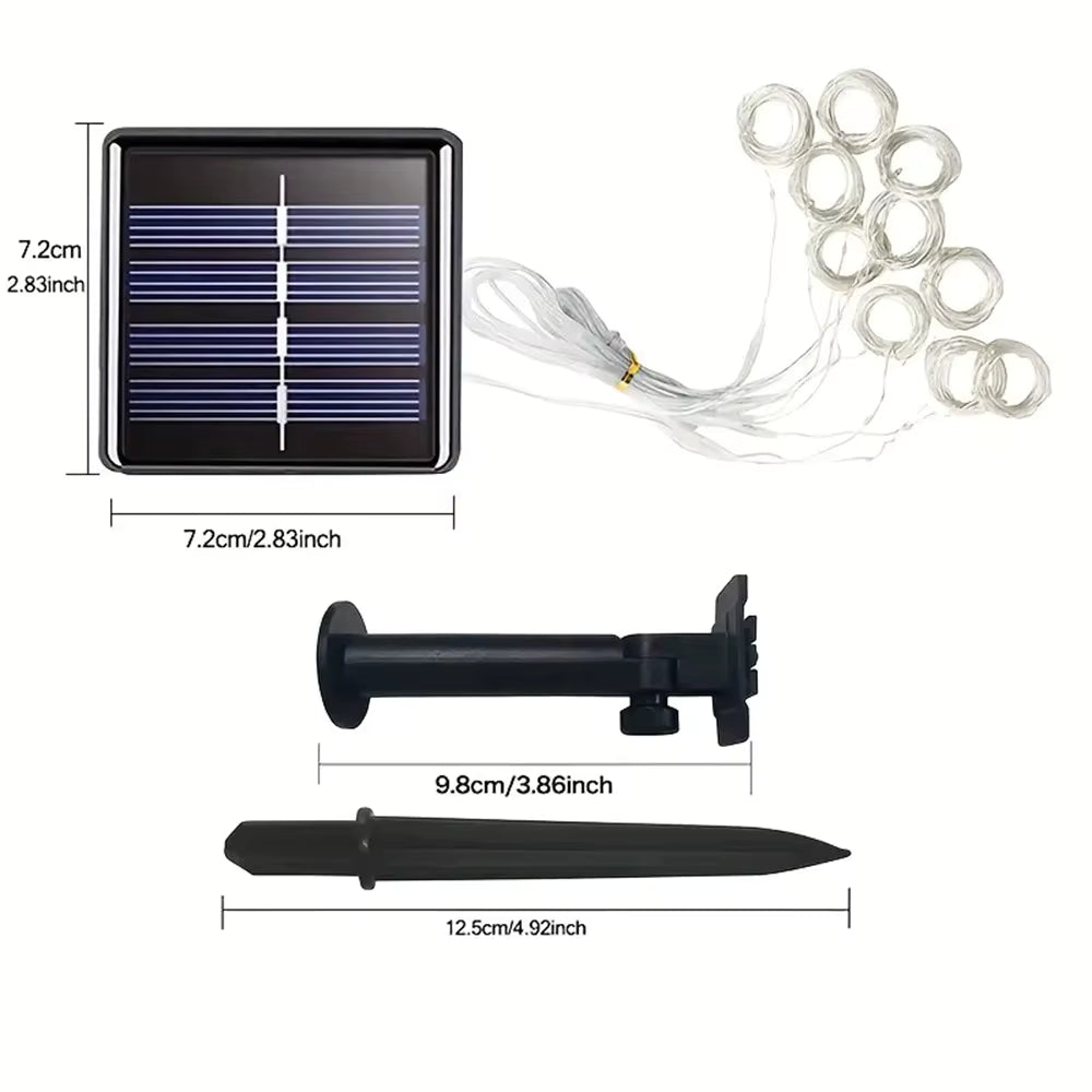 Rideau lumineux solaire étanche installé dans un jardin pour éclairage décoratif extérieur