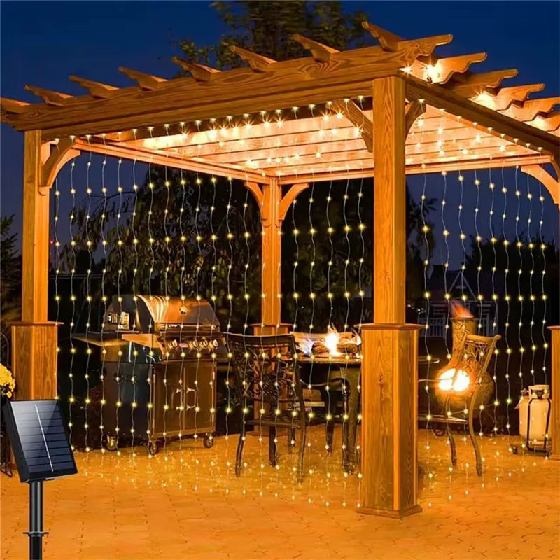 Guirlande rideau lumineux solaire suspendue sur une pergola pour créer une ambiance chaleureuse sur la terrasse