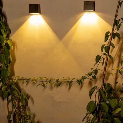 Luminaire exterieur cubique noir pour ambiance nocturne chaleureuse