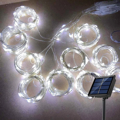 Rideau lumineux LED décorant une fenêtre intérieure avec lumière blanc 