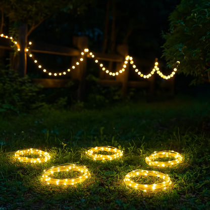 Rideau lumineux LED solaire utilisé comme décoration féérique pour mariage et fête en plein air
