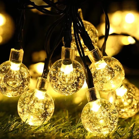 Guirlande lumineuse extérieur atmosphère chaleureuse et accueillante. 