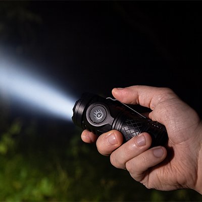 Lampe de poche ultra-compacte tenue dans la paume de la main
