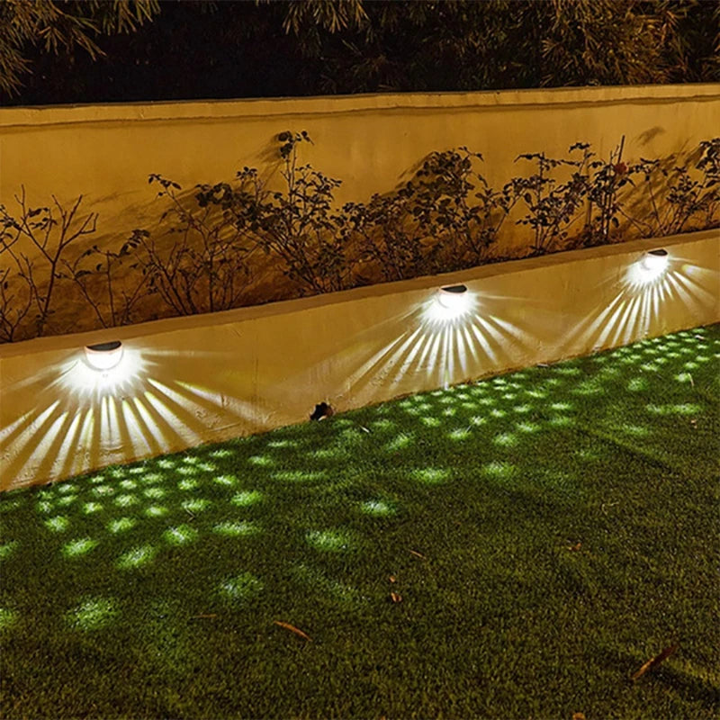 Lampe murale solaire LED au design moderne, fixée sur un mur de terrasse, créant une ambiance lumineuse raffinée et écologique.