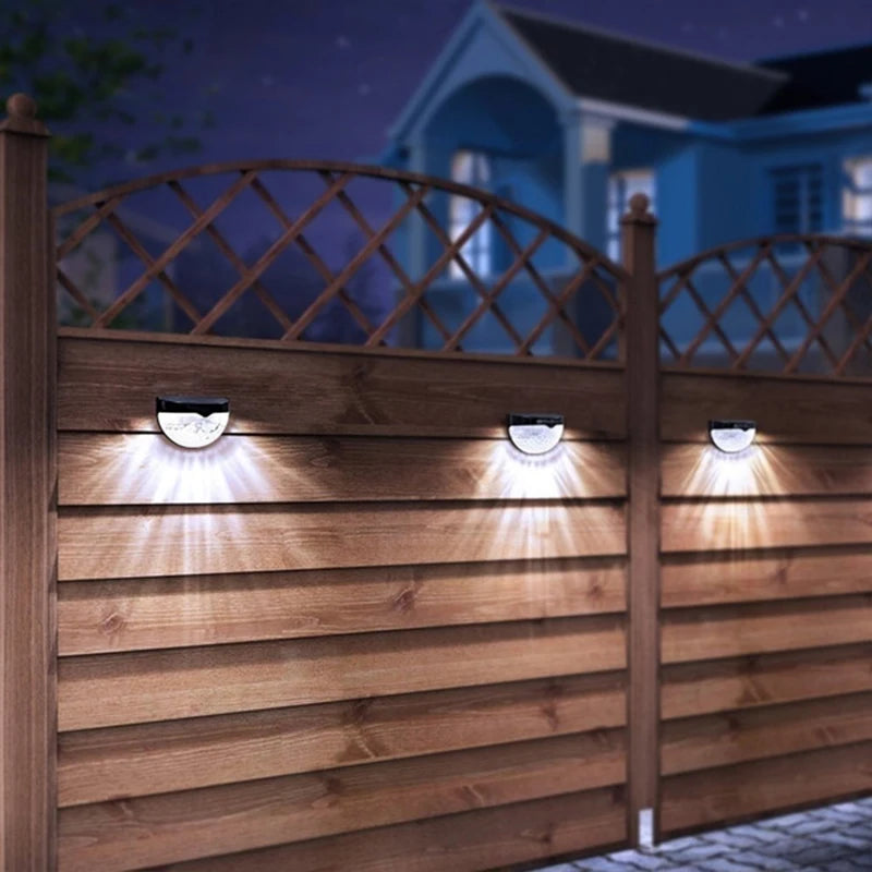 Lampe murale solaire moderne éclairant une façade de maison contemporaine, parfaite pour sublimer l’extérieur sans câble électrique.