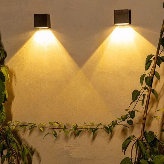 Luminaire exterieur crée des jeux d'ombres et de lumière chaleureux